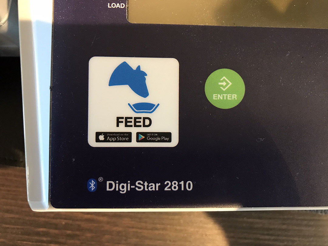 Do you already have a Topcon/Digi-Star weighing system? You can see from the Bluetooth logo and the Bluetooth sticker on the weighing display whether the app and therefore the phone can be paired. If that is not the case, you can adjust the current weighing system with an update or Bluetooth module for € 1,000 to € 1,500. Photo: Bas van Hattem